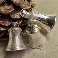 soelvfarvede-glas-juleklokker-juletraespynt-gamle-julekugler